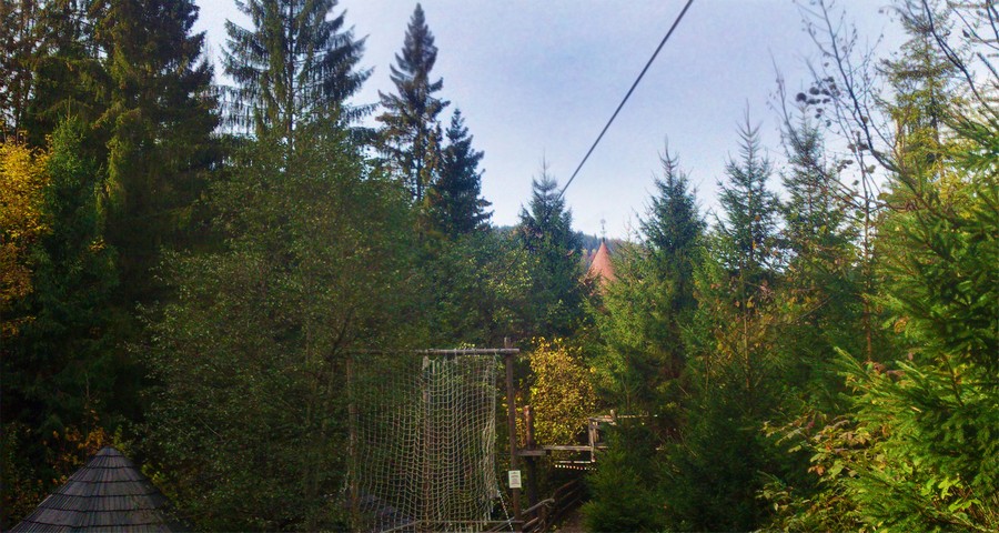 Мотузковий парк Ведмежа Лазанка восени у жовтні