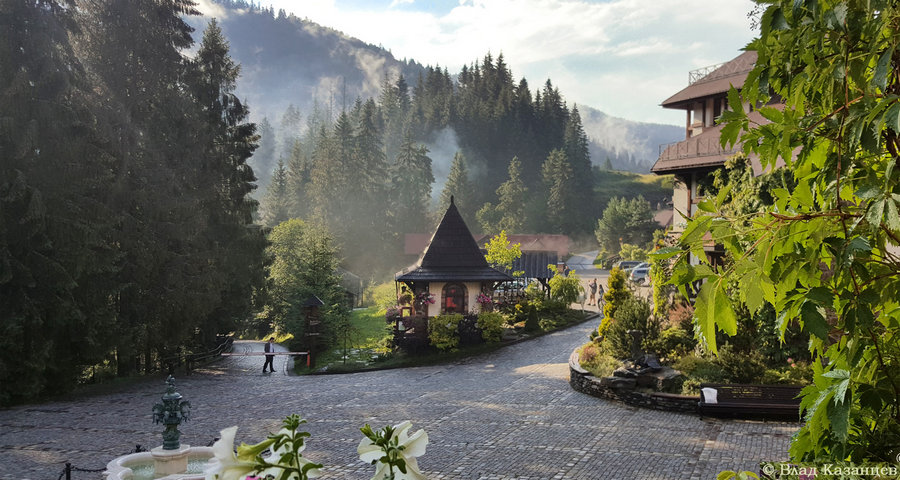 Один з найкрасивіших готелів в Україні для розкішного відпочинку у Карпатах влітку