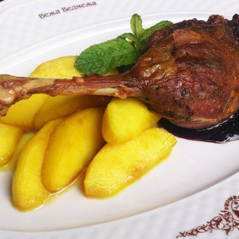 Goose leg with caramelized apple with sauce hoasin