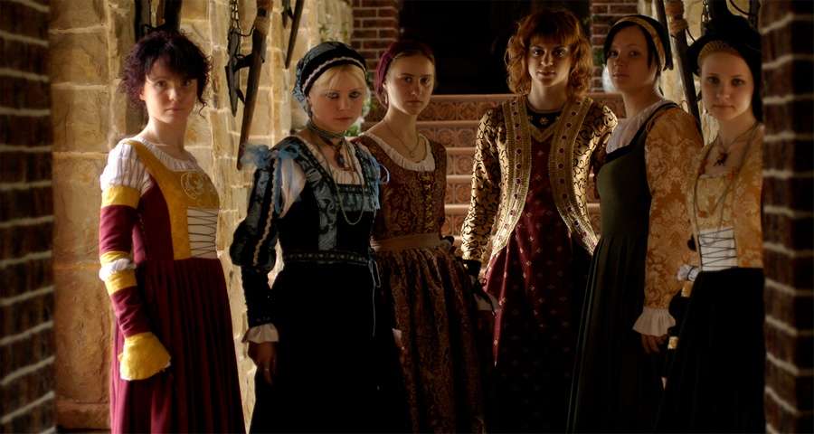 Дівчата в середньовічних жіночих платтях