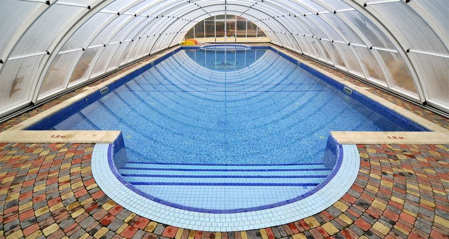Відкритий басейн в готелі в Карпатах, розгорнутий павільйон