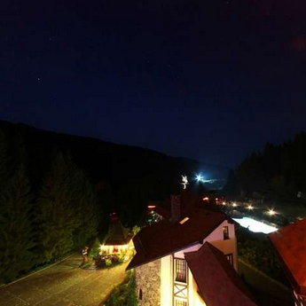 Вид на нічні Карпати з балкону апартаментів Вежа