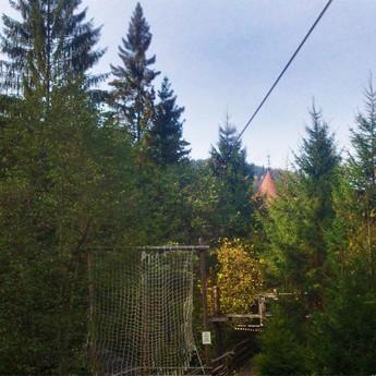 Мотузковий парк Ведмежа Лазанка восени у жовтні