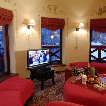 Панорамний зал апартаментів Вежа ввечері, VIP-відпочинок в Карпатах
