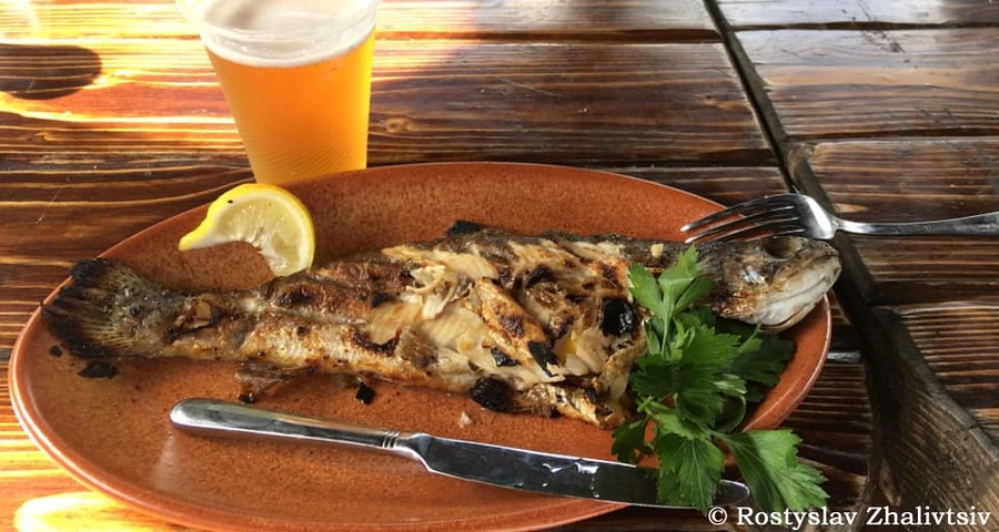 Запечена свіжоспіймана рибка з пивом