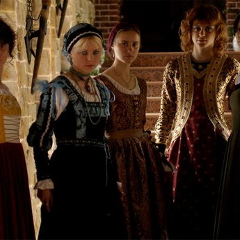 Дівчата в середньовічних жіночих платтях