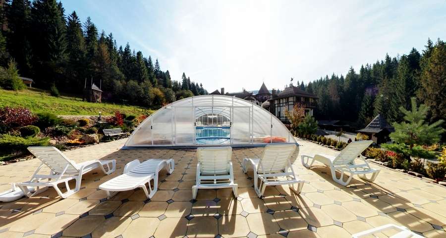 The swimming pool in the Carpathians, Mid-Autumn, Vezha Vedmezha Hotel