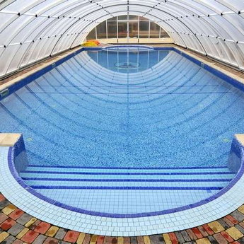 Відкритий басейн в готелі в Карпатах, розгорнутий павільйон