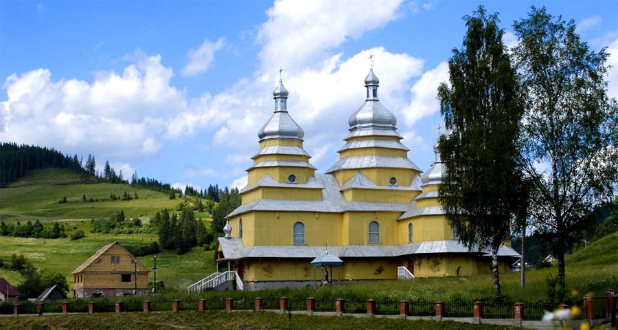 Church in the Carpathians, Slavs'ke - Volosyanka, wedding in the Carpathian