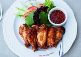 BBQ chicken wings with raw vegetables